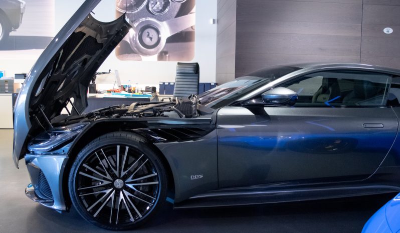 Aston Martin DBS Superleggera lleno