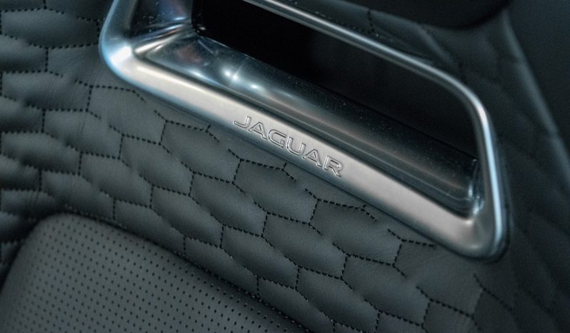 Jaguar F-Pace SVR lleno